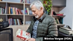 El periodista peruano Gustavo Gorriti sostiene entre sus manos su libro "Sendero".