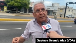 Johnny Reyes, votante venezolano, de 66 años, conversa con la VOA en la calle 5 de Julio de Maracaibo sobre sus preferencias electorales, el 16 de julio de 2024.