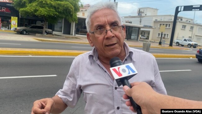 Johnny Reyes, votante venezolano, de 66 años, conversa con la VOA en la calle 5 de Julio de Maracaibo sobre sus preferencias electorales, el 16 de julio de 2024.