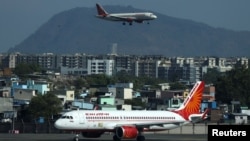 دو هواپیما شرکت ایر ایندیا در حریم فرودگاه بمبئی دیده می‌شوند.