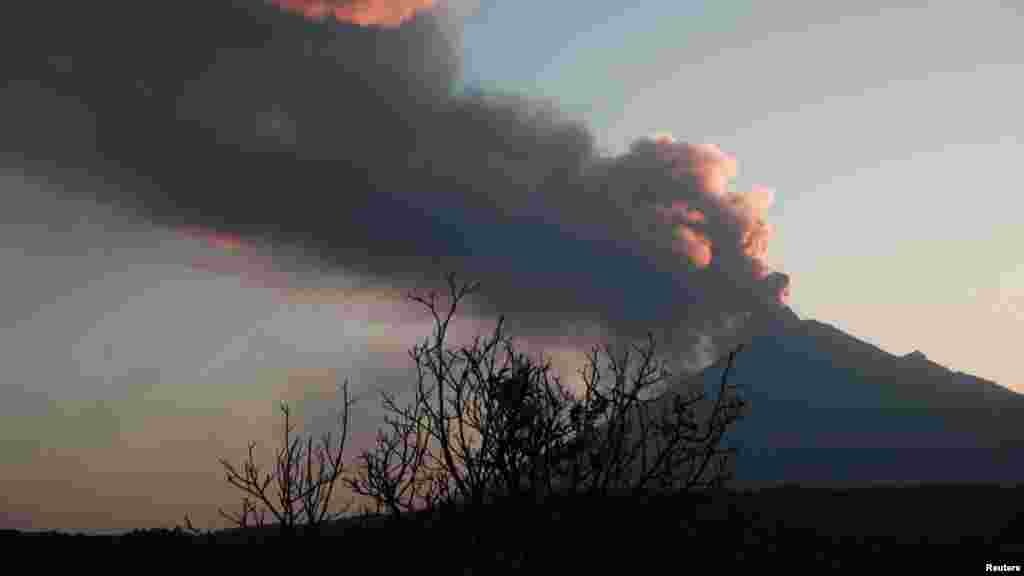 Gunung berapi Popocatepetl memuntahkan abu vulkanik dan asap saat pihak berwenang menyatakan siaga kuning akibat peningkatan aktivitas gunung berapi tersebut, seperti yang terlihat dari kota Santiago Xalitzintla, negara bagian Puebla, Meksiko. (Reuters)&nbsp;