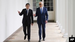 El presidente Joe Biden y el primer ministro japonés, Fumio Kishida, caminan por la columnata de la Casa Blanca después de una ceremonia de llegada del Estado, el 10 de abril de 2024, en Washington.