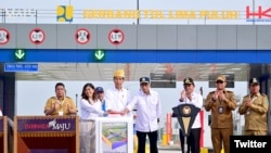 Presiden Jokowi meresmikan jalan tol di Gerbang Tol Limapuluh, Sumatra Utara, Rabu, 7 Februari 2024. (Twitter/@jokowi)