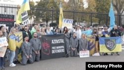 11 листопада, Вашингтон, округ Колумбія. Учасники акції “Free Azovstal Defenders” з транспарантами зібралися на протест біля Білого Дому. 