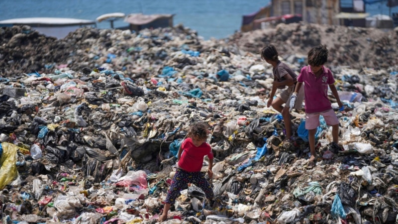 Palestinians face summer heat surrounded by sewage, garbage
