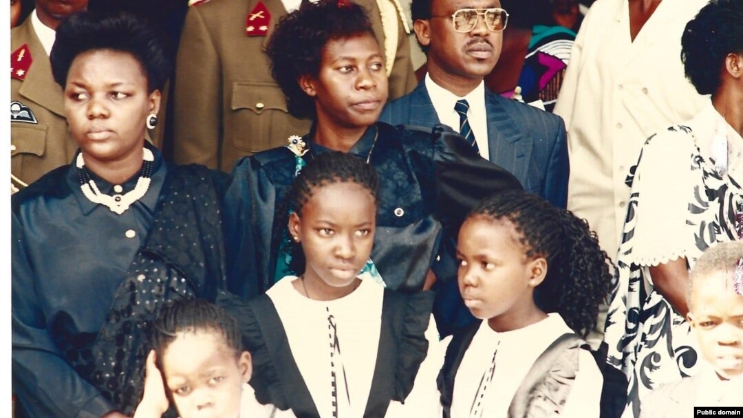 Umuryango w'Umuhisi Cyprien Ntaryamira ku munsi wo kumushingura