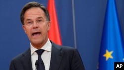 Perdana Menteri Belanda Mark Rutte saat memberi keterangan pers di Istana Serbia, di Belgrade, Serbia, 3 Juli 2023. (Foto: AP Photo/Darko Vojinovic)