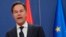Perdana Menteri Belanda Mark Rutte saat memberi keterangan pers di Istana Serbia, di Belgrade, Serbia, 3 Juli 2023. (Foto: AP Photo/Darko Vojinovic)