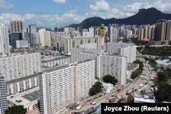 Perumahan umum Choi Hung dan bangunan tempat tinggal lainnya dengan latar belakang puncak Lion Rock, di Hong Kong, China, 3 Juni 2021. (REUTERS/Joyce Zhou)