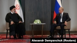 ირანის პრეზიდენტი იბრაჰიმ რაისი (მარცხნივ) და რუსეთის პრეზიდენტი ვლადიმირ პუტინი (მარჯვნივ)