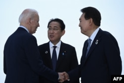 지난해 5월 조 바이든 미국 대통령과 윤석열 한국 대통령, 후미오 기시다 일본 총리가 G7 정상회의가 열린 히로시마에서 회담했다.