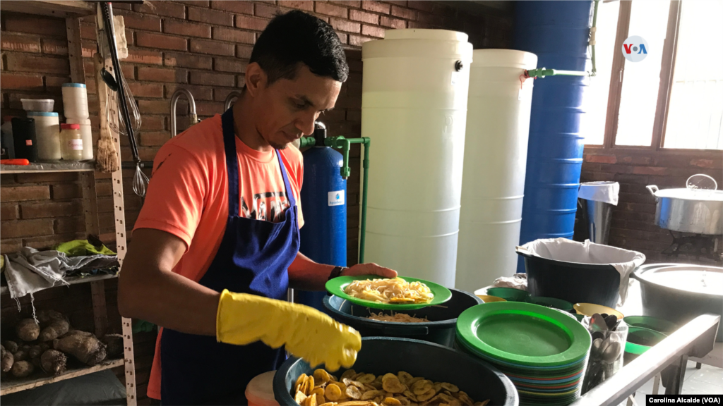 Cada plato debe garantizar el 40 % de la carga kilo calórica diaria. Siempre incluyen carbohidrato, grasas y proteína, grupo de alimentos al que mayor dificultad de acceso tienen los sectores más vulnerables del país.