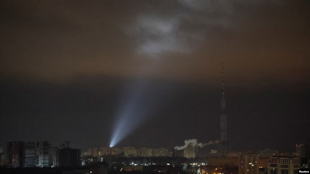 Ukrajinski vojnici koriste reflektor dok traže dronove na nebu iznad grada tokom ruskog napada, Kijev, Ukrajina, 25. novembar 2023. (Foto: REUTERS/Gleb Garanich)