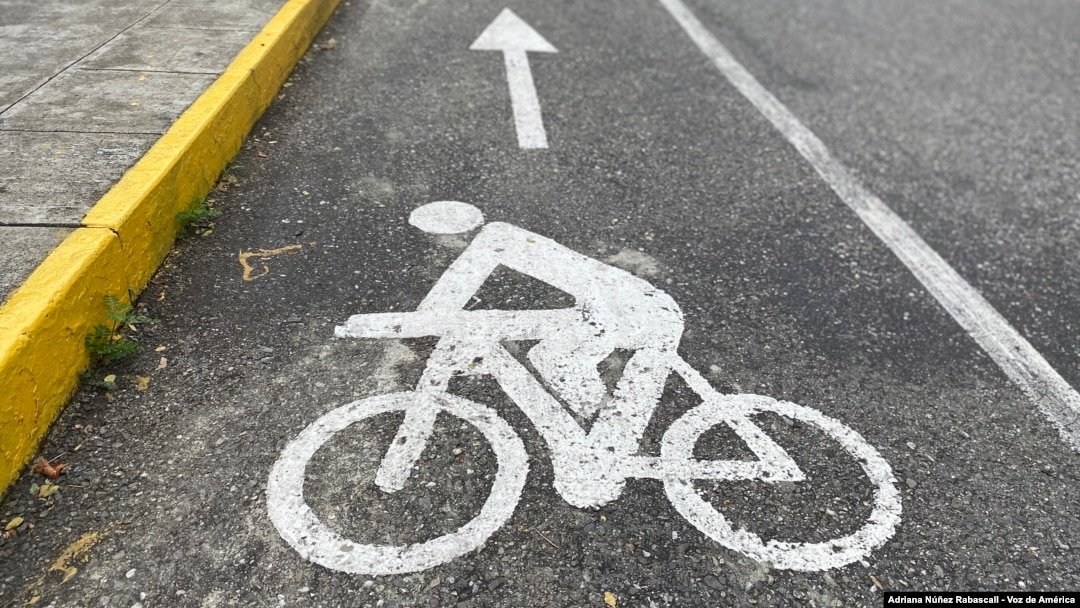 Ciclocanal al borde de la calzada en una avenida del Este de Caracas.