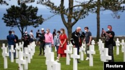 Vizitorë në varrezat amerikane në Normandi, Francë