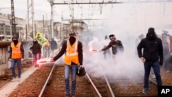 Aksi unjuk rasa pekerja kereta api di rel di stasiun kereta Gare de Lyon, di Paris, Prancis, Selasa, 28 Maret 2023, menentang reformasi pensiun yang tidak populer, terutama, mendorong usia pensiun resmi dari 62 menjadi 64 tahun. (AP/Thomas Padilla)