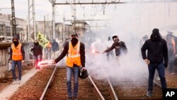 Aksi unjuk rasa pekerja kereta api di rel di stasiun kereta Gare de Lyon, di Paris, Prancis, Selasa, 28 Maret 2023, menentang reformasi pensiun yang tidak populer, terutama, mendorong usia pensiun resmi dari 62 menjadi 64 tahun. (AP/Thomas Padilla)