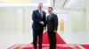 2024年2月26日美國助理國務卿康達和柬埔寨首相洪馬內在金邊會面時握手。