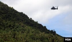 Helikopter TNI AL melakukan pemantauan udara ke Sabang Mawang, Natuna pada Kamis (21/9). (VOA/Indra Yoga)