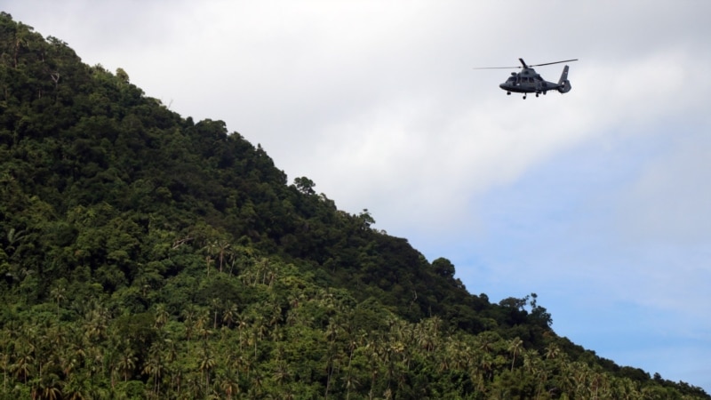 Helikopter TNI AL melakukan pemantauan udara ke Sabang Mawang, Natuna pada Kamis (21/9). (VOA/Indra Yoga)
