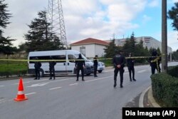 Polisi menutup area di luar pabrik Procter & Gamble dekat Gebze, Turki, 1 Februari 2024. (Dia Images via AP) ​