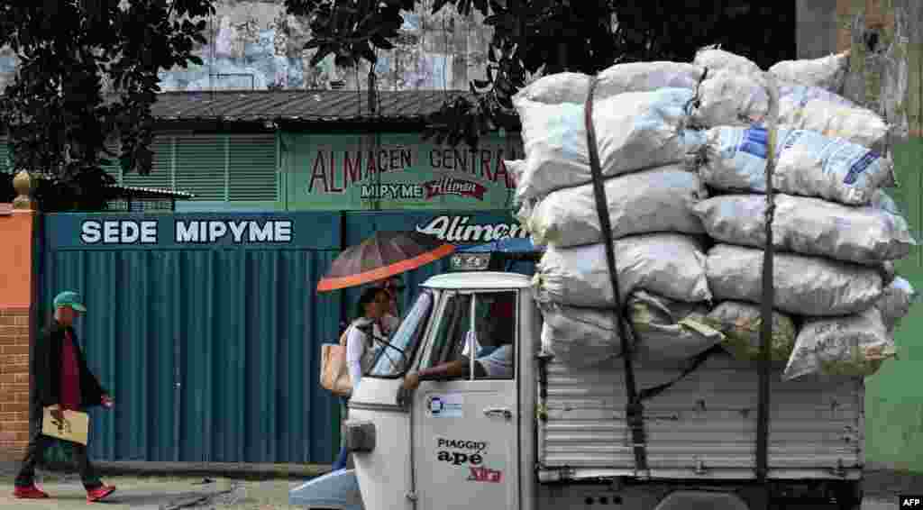 Un pequeño vehículo carga materiales para un negocio en La Habana, Cuba, donde está prosperando la creación de las micro, pequeñas y medianas empresas, fuera del control estatal.