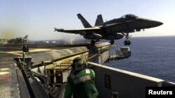 Un avión de combate F-18 de la Marina de EEUU es catapultado desde la proa del portaaviones USS Carl Vinson, de patrulla en el Golfo Arábigo, el 18 de octubre de 2001. Estas aeronaves fueron las usadas para atacar los drones al oeste de Yemen el 31 de enero de 2024.