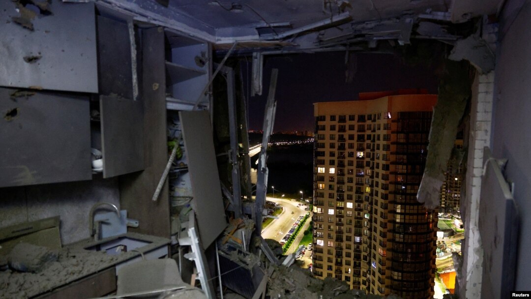 Apartemen yang rusak akibat serangan pesawat tak berawak Rusia, di Kyiv, Ukraina, 13 Juli 2023. (Foto: Reuters)