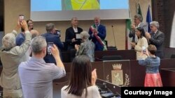 နိုင်ငံတော်အတိုင်ပင်ခံပုဂ္ဂိုလ် ဒေါ်အောင်ဆန်းစုကြည်ကို ဂုဏ်ထူးဆောင်နိုင်ငံသားအဖြစ် အီတလီနိုင်ငံ Abbiategrasso မြို့က ဇွန်လ ၁၇ ရက်နေ့မှာ ချီးမြှင့်ခဲ့တဲ့ အခမ်းအနား