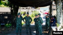 資料照片：台灣軍人在屏東使用美製“毒刺”防空導彈進行實彈演習期間在陰涼處歇息。(023年7月4日)