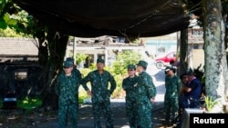 2023 年7月4日，在台灣屏東舉行的美製毒刺飛彈實彈演習中，台灣軍人在樹蔭下休息。