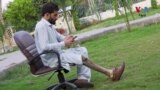 د پاړه چنار یو پولیو ځپلي ځوان د تعلیم او ژوند په لاره کې د خپلو کامیابو هلو ځلو قصې کوي