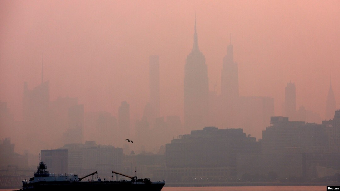 Gedung Empire State di New York City dipotret setelah matahari terbit saat kabut dan asap tebal akibat kebakaran hutan di Kanada menyelimuti langit Manhattan, seperti yang terlihat dari kota Jersey City, New Jersey, 8 Juni 2023 lalu.