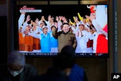 Pemimpin Korea Utara Kim Jong-un dalam program berita di Stasiun Kereta Api Seoul di Seoul, Korea Selatan, Rabu, 22 November 2023. (AP/Lee Jin-man)