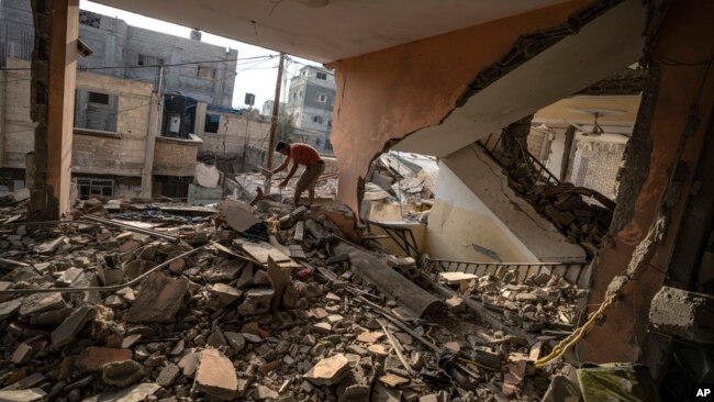 Một người Palestine kiểm tra tình trạng tàn phá sau cuộc tấn công của Israel vào Dải Gaza ở Khan Younis, ngày 3 tháng 11 năm 2023.
