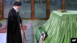 Iranski vrhovni vođa ajatolah Ali Hamenei na grobu vođe islamske revolucije, ajatolaha Homeinija u blizini Teherana (Foto: Office of the Iranian Supreme Leader via AP)