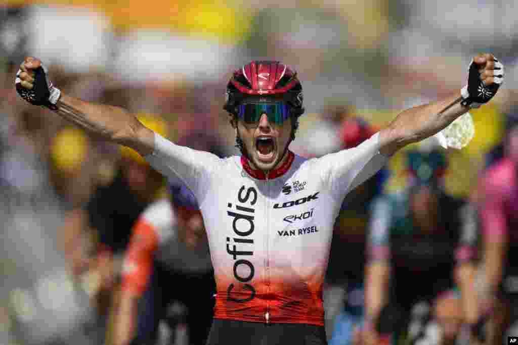 Виктор Лафај од Франција ја минува целта и победи на велосипедската трка Тур де Франс долга 209 километри со почеток во Виторија Гастеис и крај во Сан Себастијан, Шпанија.