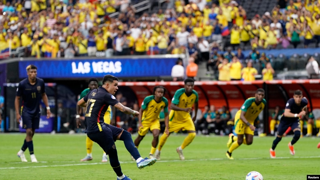 El ecuatoriano Kendry Paez (10) anota de penalti contra Jamaica en un partido de la Copa América. Crédito: Lucas Peltier-USA TODAY Deportes