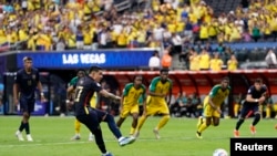 El ecuatoriano Kendry Paez (10) anota de penalti contra Jamaica en un partido de la Copa América. Crédito: Lucas Peltier-USA TODAY Deportes
