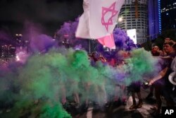 Sejumlah pengunjuk rasa memblokir jalan raya di Tel Aviv, Israel, dalam demo menentang rencana pemerintahan Perdana Menteri untuk merombak sistem peradilan, Sabtu, 8 Juli 2023. (Foto: Ohad Zwigenberg/AP Photo)