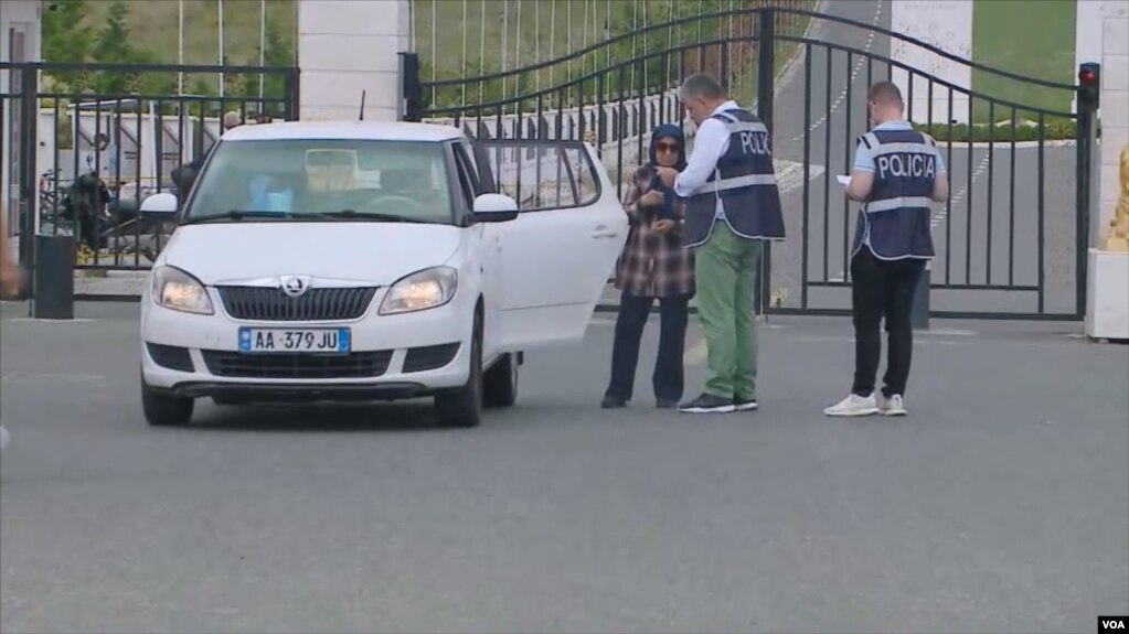Kontrollet e policisë shqiptare në hyrje te kampit Ashraf 3