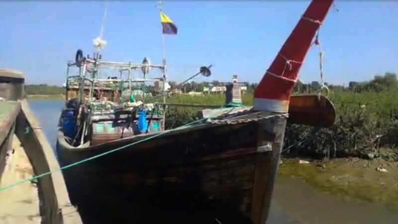 Gambar dari video yang disediakan oleh Ro Mohammed Zowlal Ryz ini menunjukkan kapal Jamal Hussein, yang menjadi kapten kapal ketika tenggelam di laut lepas di selatan Bangladesh, 7 Desember 2022, membawa sekitar 180 pengungsi Rohingya. (Jamal Husein via AP)