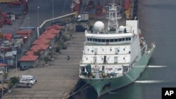 中国地球物理综合科学考察船“实验6号”停靠在斯里兰卡的科伦坡港。（2023年10月26日）