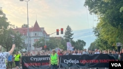 Učesnici protesta "Srbija protiv nasilja" stižu do sedišta RTV Pink, u Beogradu, 1. jula 2023. (Foto: Glas Amerike/Jovana Đurović)