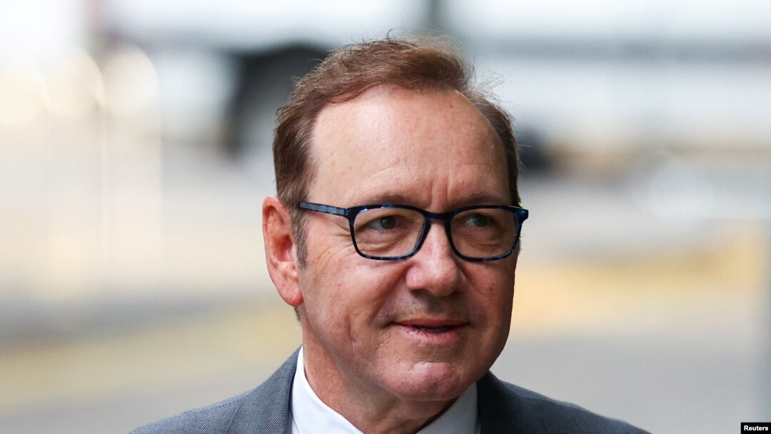 Aktor Kevin Spacey di luar Pengadilan Southwark Crown, London, Inggris, 30 Juni 2023. (REUTERS/Toby Melville)