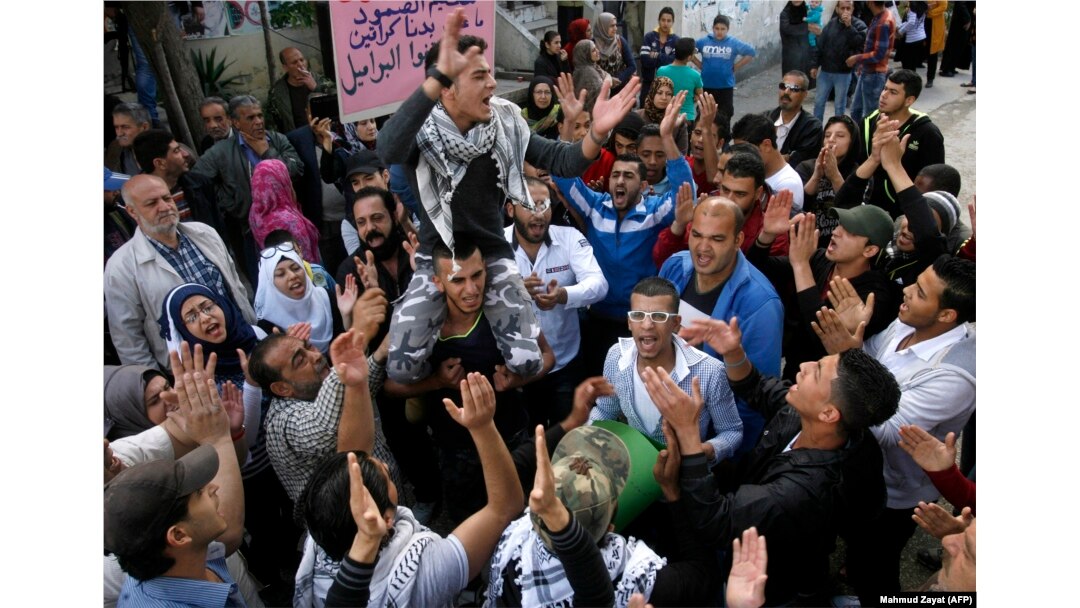 Pengungsi Palestina yang menyelamatkan diri dari kekerasan di kamp pengungsi Suriah, berdemo di kamp pengungsi Ain Al-Helweh di dekat Kota Sidon, Lebanon, 10 April 2015. (Foto: Mahmud Zayyat/AFP)