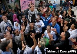 Pengungsi Palestina yang menyelamatkan diri dari kekerasan di kamp pengungsi Suriah, berdemo di kamp pengungsi Ain Al-Helweh di dekat Kota Sidon, Lebanon, 10 April 2015. (Foto: Mahmud Zayyat/AFP)