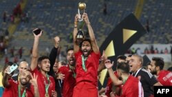 Hussein el-Shahat, capitaine d'Al-Ahly, brandit le trophée de la Ligue des champions avec ses coéquipiers, Casablanca, le 11 juin 2023.