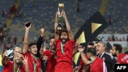 Hussein el-Shahat, capitaine d'Al-Ahly, célèbre le trophée de la Ligue des champions avec ses équipiers, Casablanca, le 11 juin 2023.
