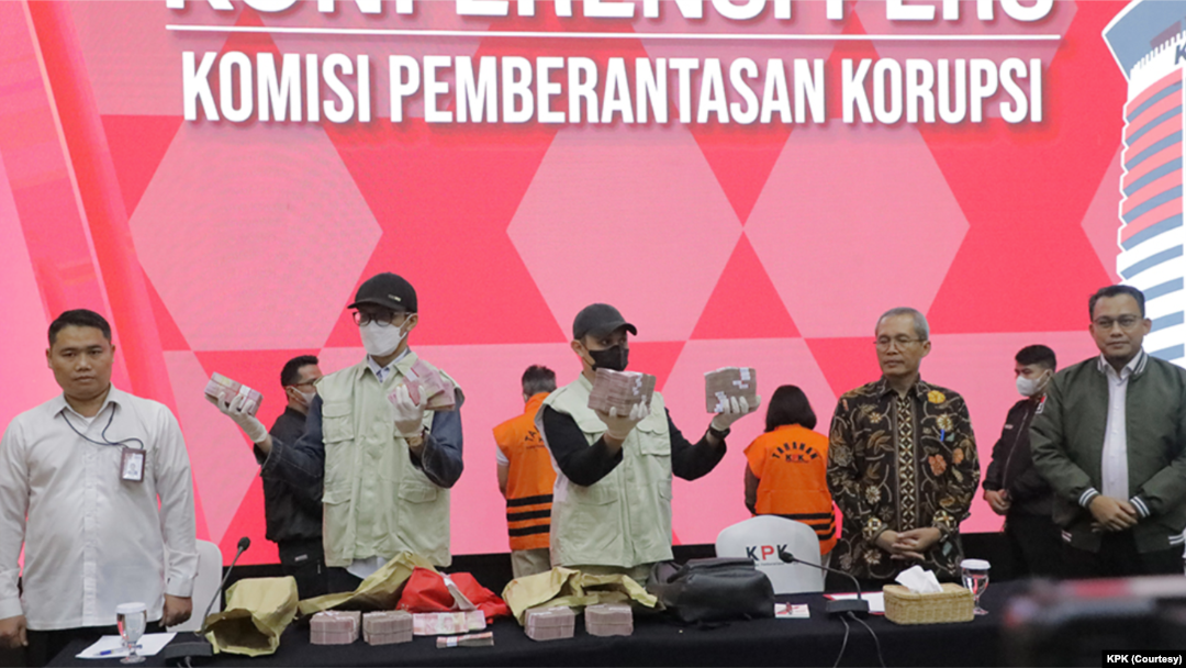 FILE - Komisi Pemberantasan Korupsi (KPK) melakukan kegiatan tangkap tangan terkait dugaan tindak pidana korupsi berupa suap pengadaan barang dan jasa Basarnas 2021-2023. (Foto: Courtesy/KPK)